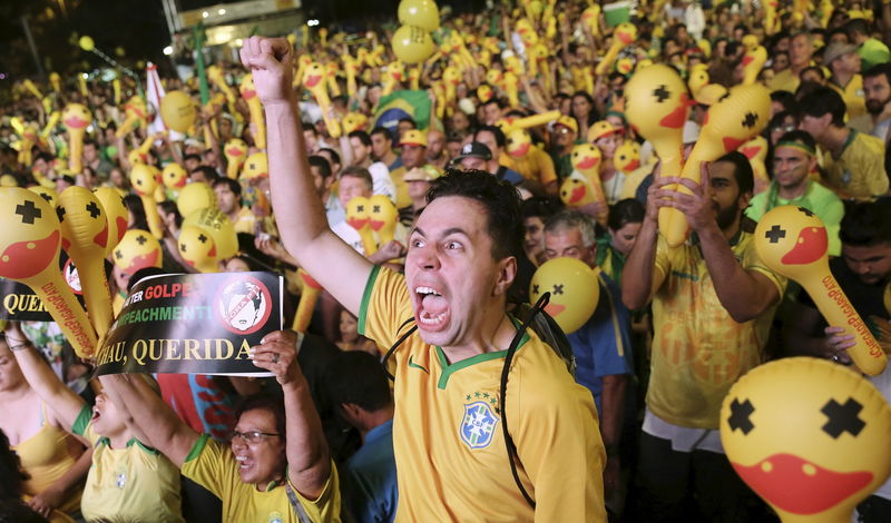 © Reuters. Manifestantes favoráveis ao impeachment da presidente Dilma Rousseff acompanham votação na Câmara dos Deputados em telão na Avenida Paulista, em São Paulo.