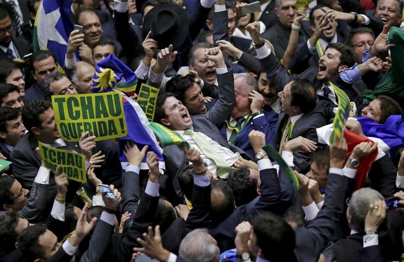 © Reuters. El diputado Bruno Araujo es llevado en anda por sus colegas que celebran su victoria en una votación que permitirá un juicio político contra la presidenta Dilma Rousseff, en Brasilia