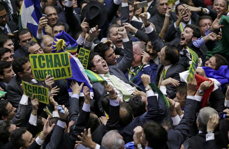 © Reuters. Deputados durante sessão da Câmara que aprovou o prosseguimento do processo de impeachment contra a presidente Dilma Rousseff