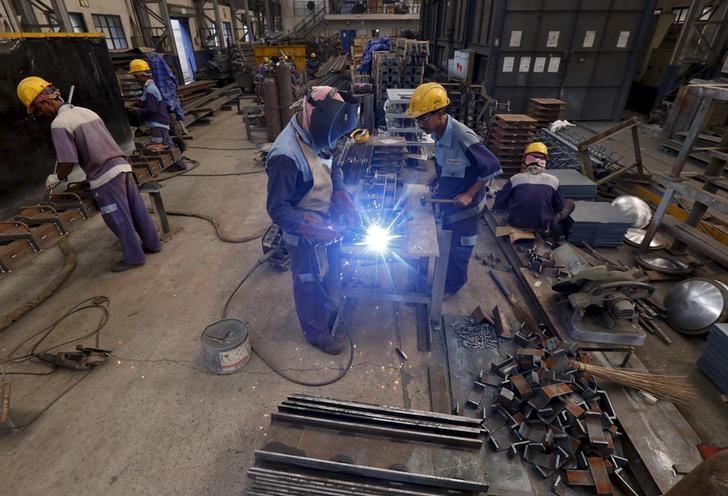 © Reuters. Employees make iron parts which are used to construct bridges inside a manufacturing unit in an industrial area on the outskirts of Kolkata