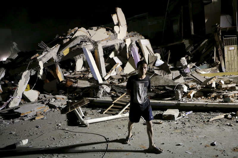 © Reuters. Ecuador busca supervivientes entre los escombros tras fuerte terremoto 