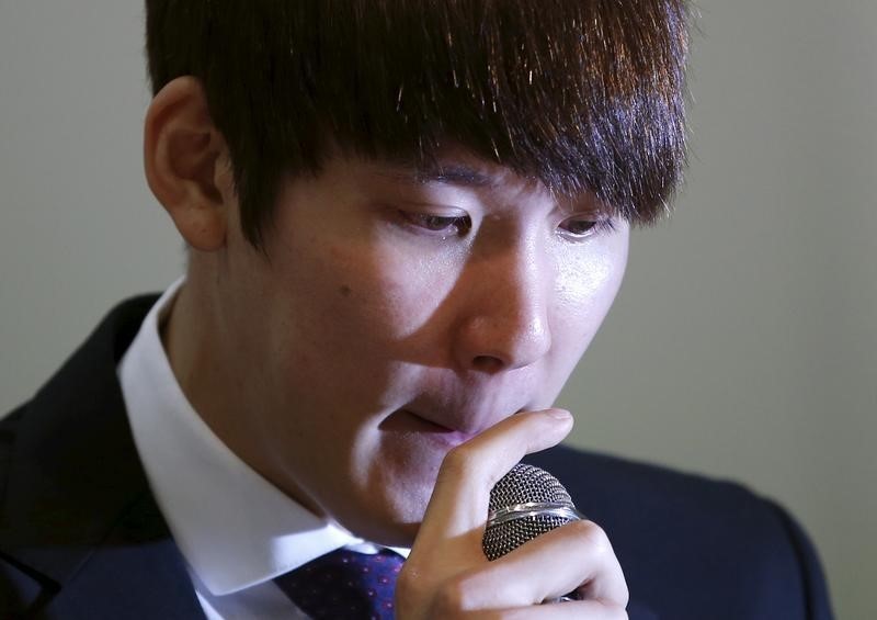 © Reuters. South Korea's Olympic swimming champion Park Tae-hwan reacts as he answers reporters' questions during a news conference at a hotel in Seoul