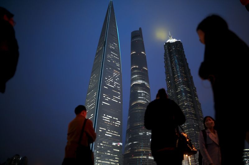 © Reuters. People walk on a bridge in the financial district of Pudong in Shanghai