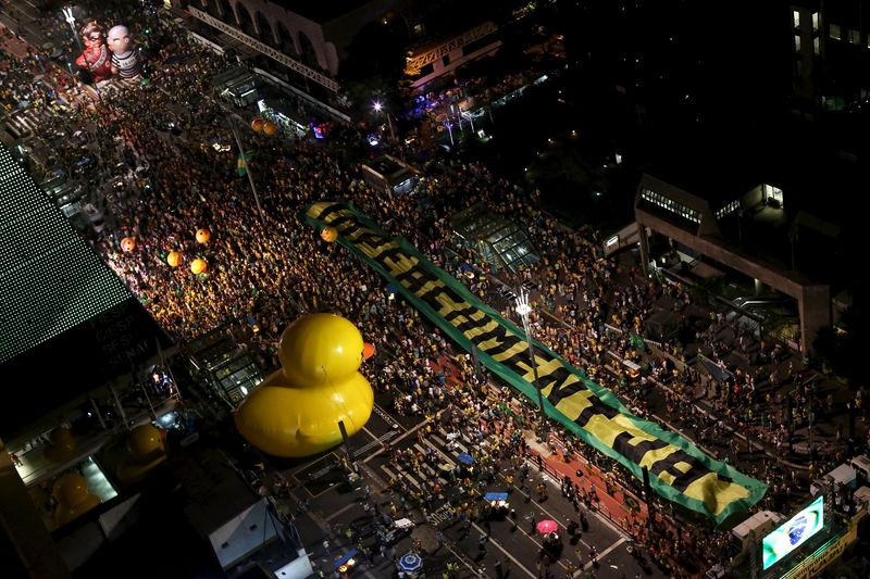 © Reuters. FEU VERT DES DÉPUTÉS BRÉSILIENS À LA DESTITUTION DE DILMA ROUSSEFF