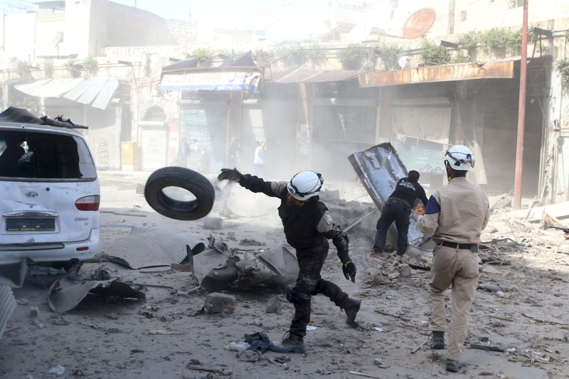 © Reuters. Civil defence members look for survivors after an airstrike on the rebel-held Old Aleppo