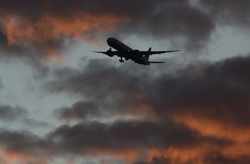 © Reuters. A passenger aircraft makes it's final landing approach towards Heathrow Airport at dawn in west London Britain