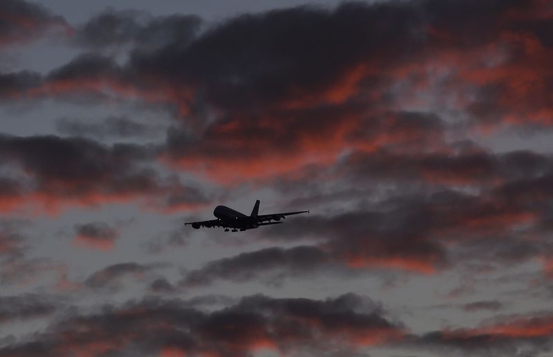 © Reuters. A passenger aircraft makes it's final landing approach towards Heathrow Airport at dawn in west London Britain