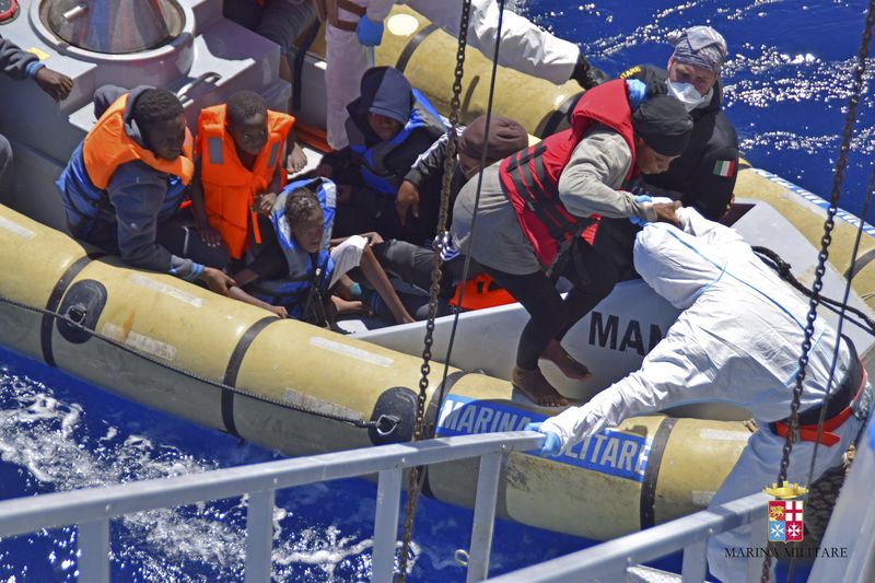 © Reuters. Migranti durante un'operazione di soccorso della Marina Militare