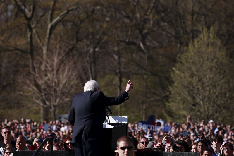 © Reuters. U.S. Democratic presidential candidate Bernie Sanders speaks at a rally at Prospect Park in the Brooklyn borough of New York 