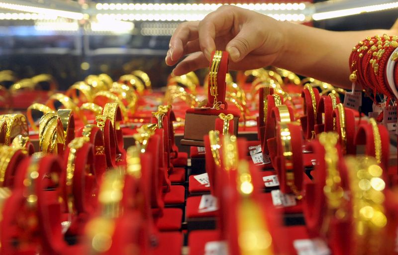 © Reuters. Золотые браслеты в ювелирном магазине в китайском городе Линьань