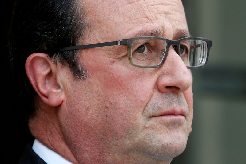 © Reuters. French President Francois Hollande waits for a guest at the Elysee Palace in Paris