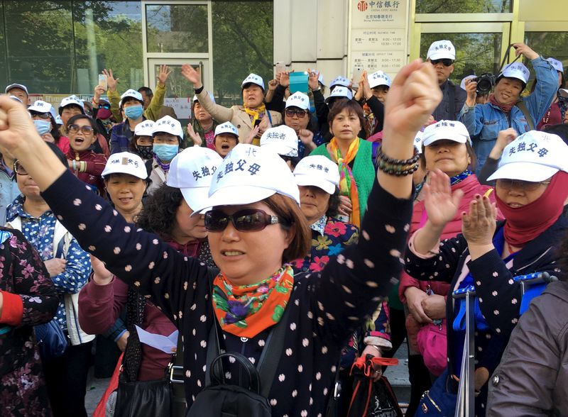 © Reuters. Petitioners are seen outside the National Health and Family Planning Commission of China, in Beijing