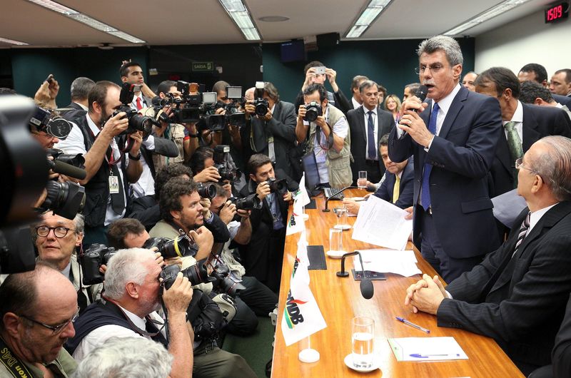 © Reuters. Presidente em exercício do PMDB, senador Romero Jucá (PR),  discursando durante encontro em Brasília