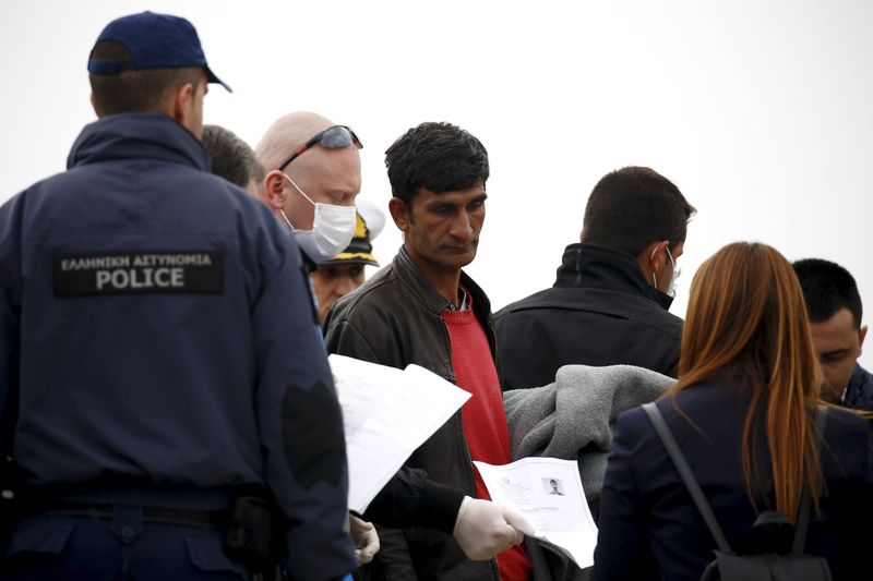 © Reuters. Las llegadas de inmigrantes se redujeron con fuerza tras acuerdo UE-Turquía