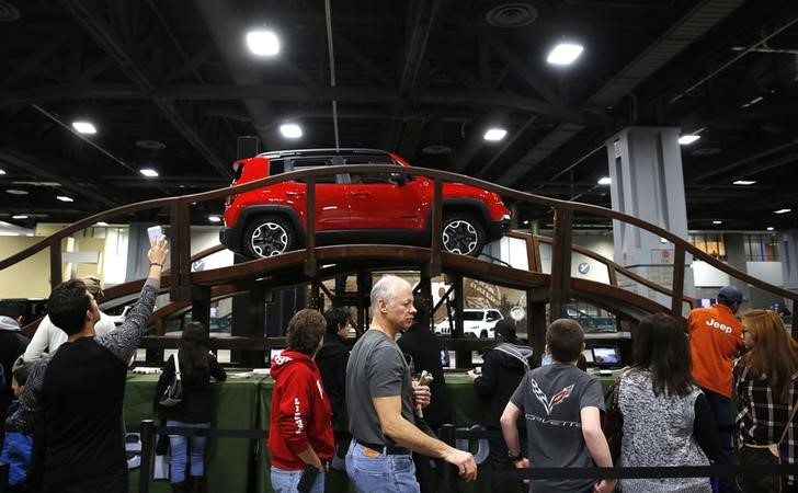 © Reuters. People line up to ride various Jeep vehicles at the Washington Auto Show in Washington