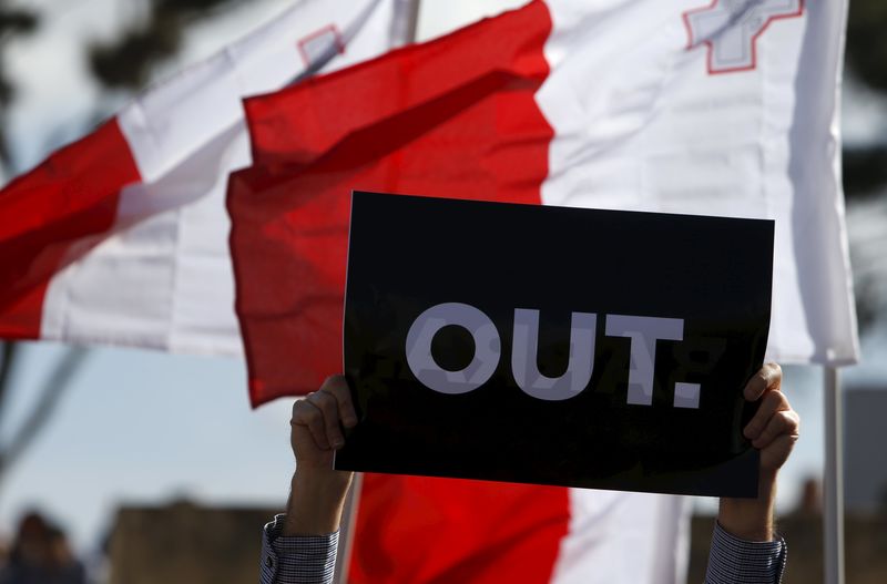 © Reuters. Protesters take part in a demonstration calling on Maltese Prime Minister Joseph Muscat to resign after two members of his government were named in the Panama Papers leak scandal, outside the office of the Prime Minister in Valletta