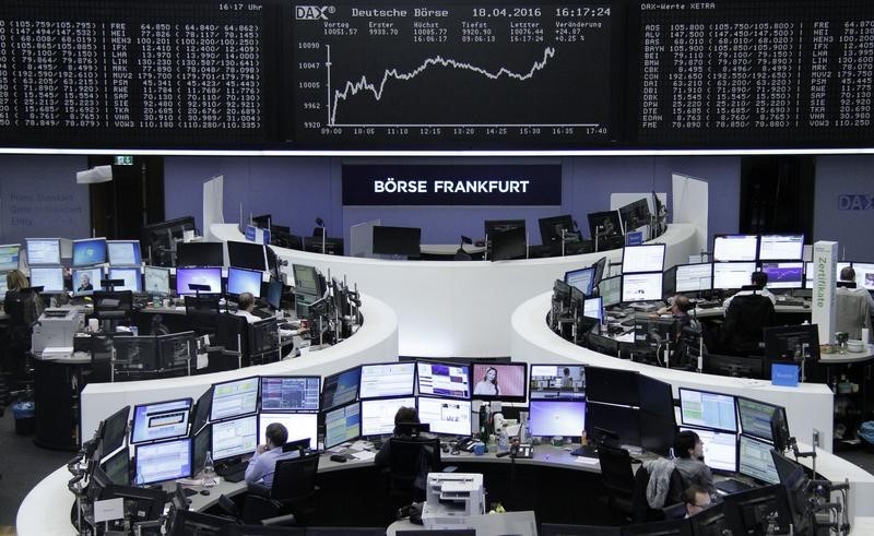 © Reuters. Las bolsas europeas cierran al alza limitadas por el sector energético