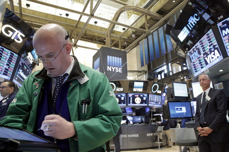 © Reuters. Traders work on the floor of the NYSE