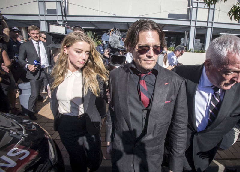 © Reuters. Amber Heard e Johnny Depp deixando tribunal na Austrália