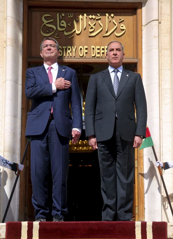 © Reuters. Secretário de Defesa dos Estados Unidos, Ash Carter (esquerda), e ministro da Defesa iraquiano, Khaled al-Obeidi, durante encontro em Bagdá