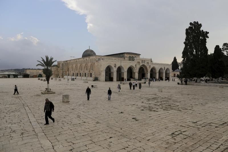 © Reuters. الفلسطينيون يرحبون بقرار الاردن وقف تركيب كاميرات في المسجد الأقصى
