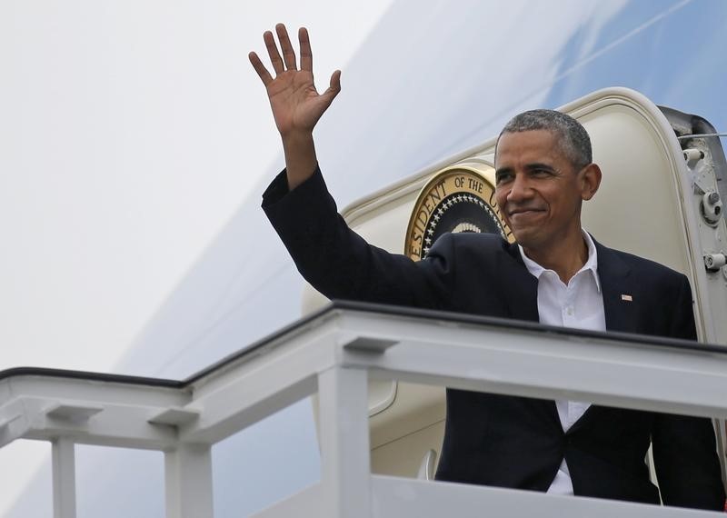 © Reuters. U.S. President Barack Obama waves from the door of Air Force One in Havana