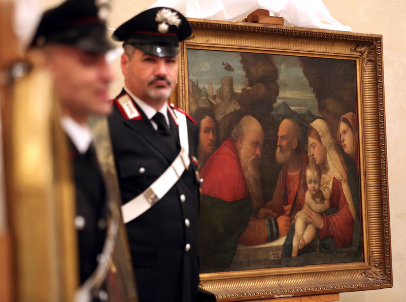 © Reuters. La policía italiana recupera en Milán cuadros robados por los nazis