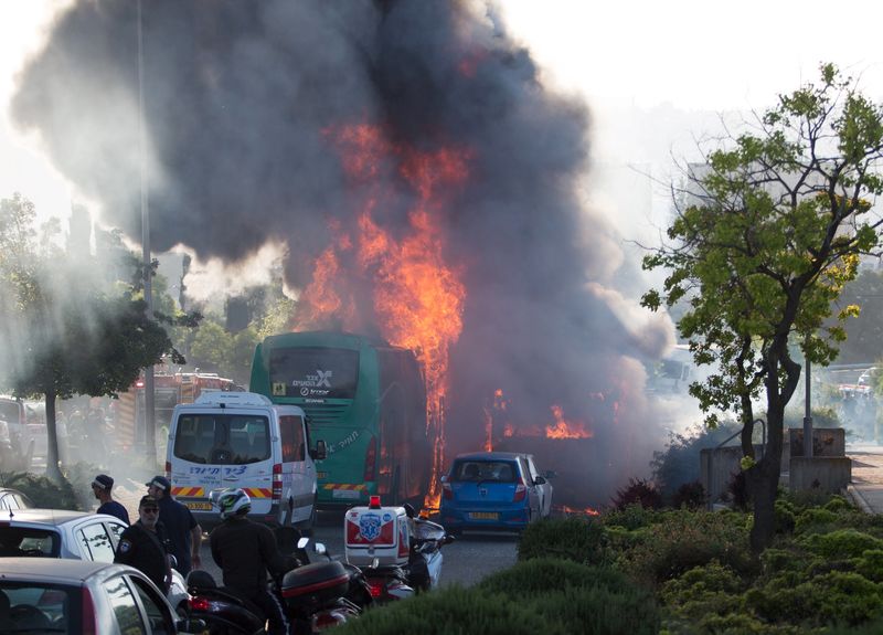 © Reuters. Chamas vistas após explosão de ônibus em Jerusalém