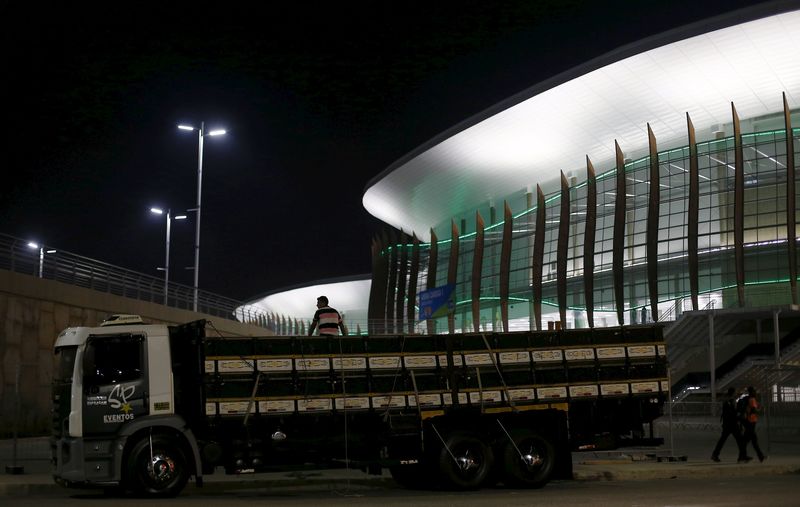 © Reuters. Homens trabalhando ao lado da Arena Carioca 1, no parque olímpico, Rio de Janeiro