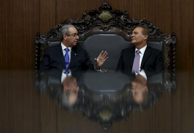 © Reuters. Presidente da Câmara dos Deputados, Eduardo Cunha (E), conversa com presidente do Senado, Renan Calheiros (D), em Brasília