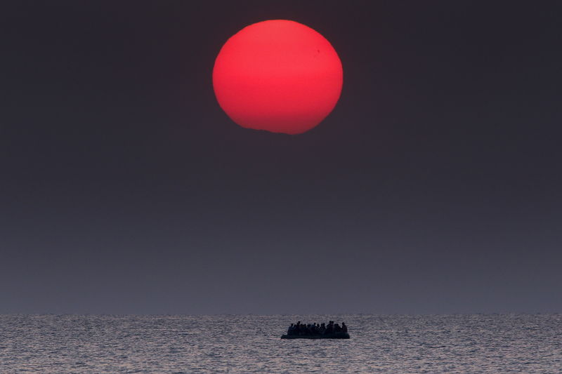 © Reuters. Barco inflável de imigrantes entre Turquia e Grécia 