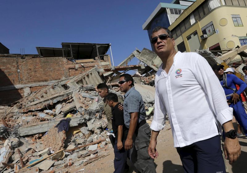 © Reuters. Correa visita região atingida por terremoto em Portoviejo