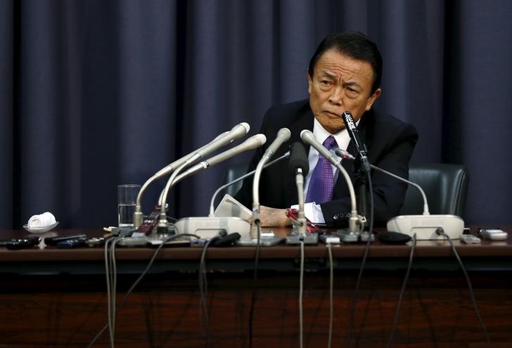 © Reuters. Japan's Finance Minister Taro Aso attends a news conference at the Finance Ministry in Tokyo