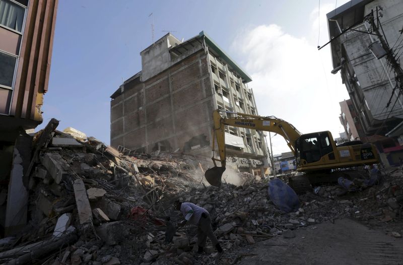 © Reuters. El terremoto de Ecuador causa 413 muertos, reconstrucción costaría miles de millones