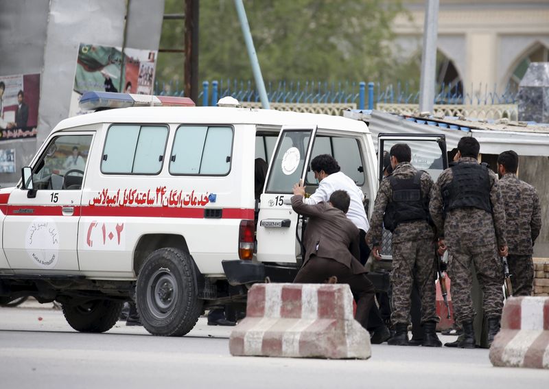 © Reuters. Varios muertos y más de 200 heridos en ataque talibán a oficina de seguridad en Kabul