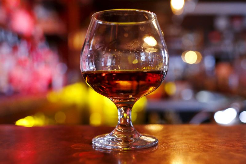 © Reuters. File photo of a glass of cognac on a bar in the Manhattan borough of New York City
