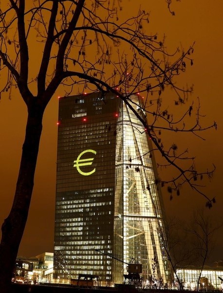 © Reuters. España recibe advertencias sobre la deuda por parte del BCE y la UE