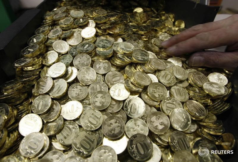 © Reuters. Сотрудник Монетного двора сортирует рублевые монеты в Санкт-Петербурге