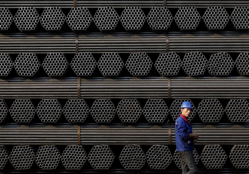 © Reuters. Стальные трубы на заводе Youfa в Таншане