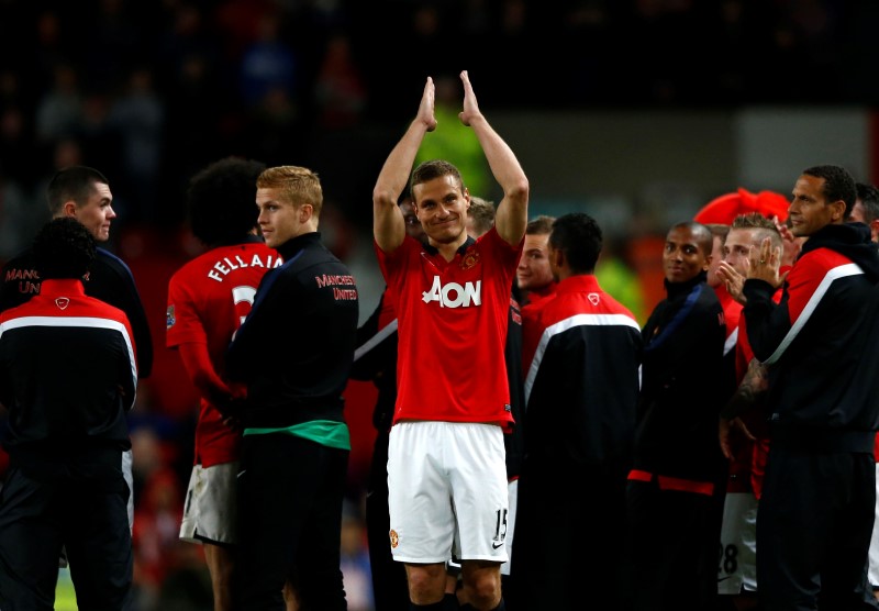 © Reuters. Manchester United's Vidic, who has played his final home match for the team, applauds the fans following their English Premier League soccer match against Hull City at Old Trafford in Manchester