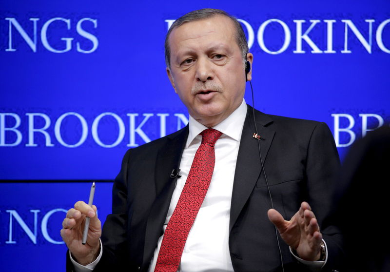 © Reuters. Turkish President Tayyip Erdogan speaks at the Brookings Institute in Washington 