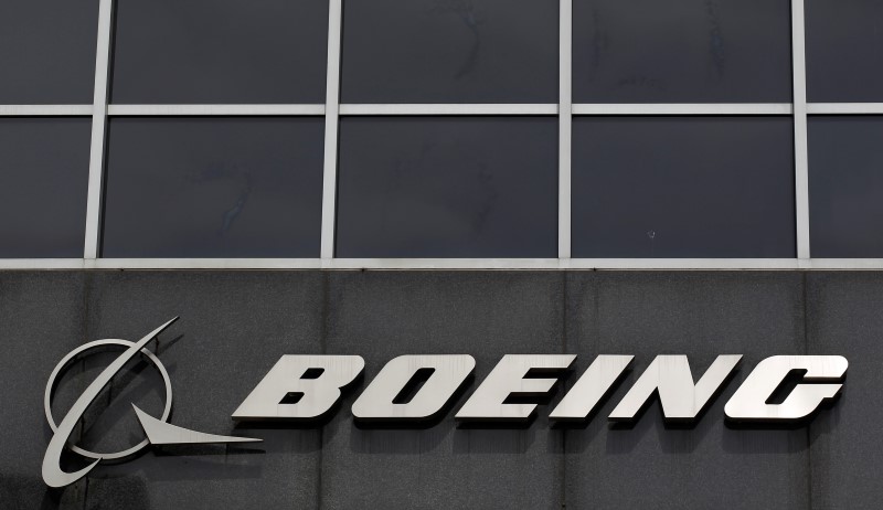© Reuters. The Boeing logo is seen at their headquarters in Chicago