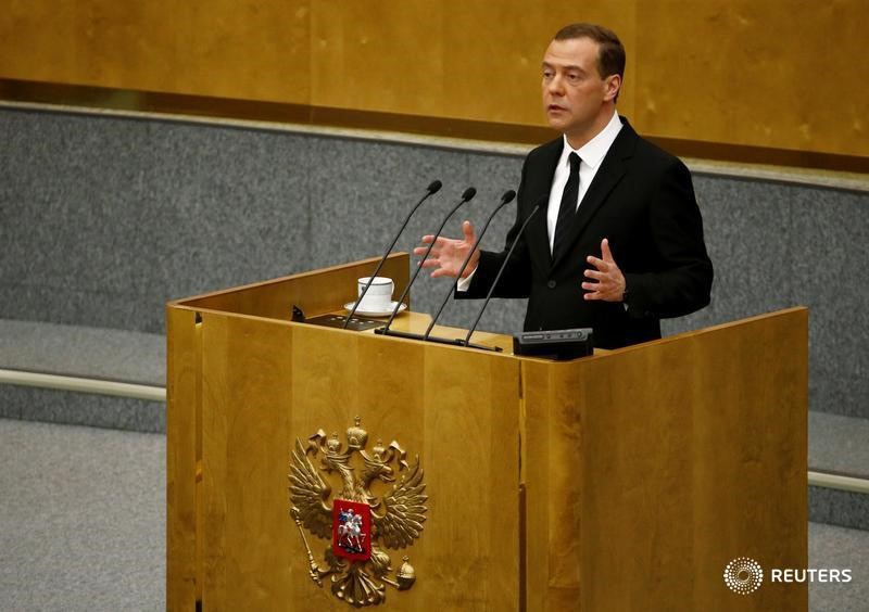 © Reuters. Премьер-министр РФ Дмитрий Медведев выступает в Думе в Москве
