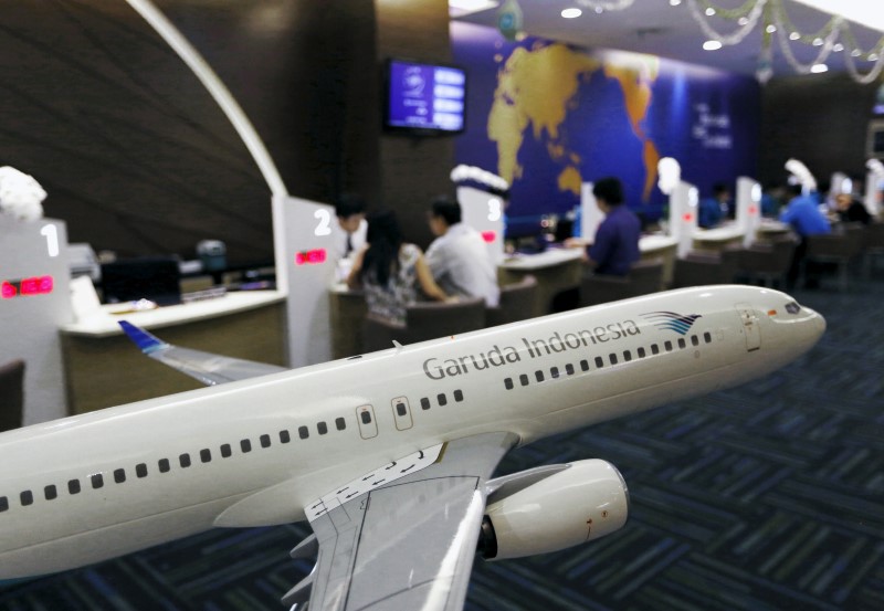 © Reuters. A model of a Garuda Indonesia plane stands inside Garuda ticket office in Jakarta, Indonesia