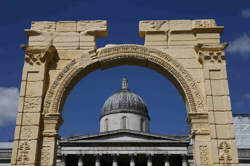 © Reuters. A recreation of the 1,800-year-old Arch of Triumph in Palmyra, Syria, is seen at Trafalgar Square in London