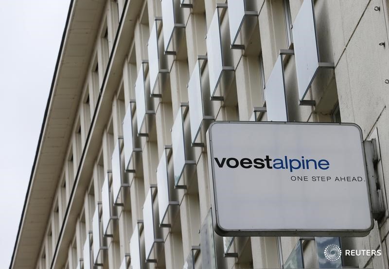 © Reuters. Логотип Voestalpine на здании компании в Вене