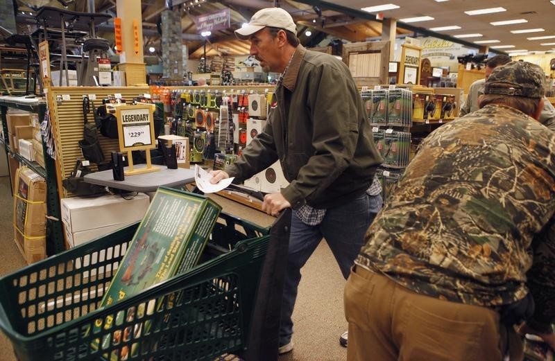 © Reuters. Shoppers rush to grab items inside a Cabela's store on the shopping day dubbed "Black Friday" in Fort Worth