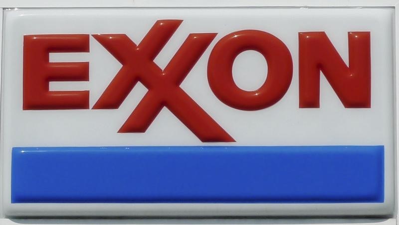 © Reuters. Логотип Exxon на заправке в Арлингтоне