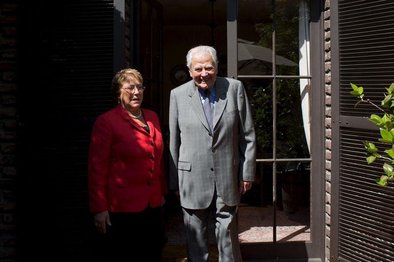 © Reuters. Chile's former president Patricio Aylwin and current President Michelle Bachelet pose for the media outside Aylwin's home in Santiago