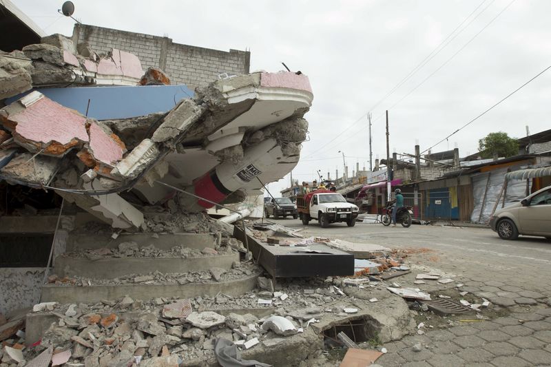 © Reuters. Prédio destruído após terremoto em Pedernales, Equador